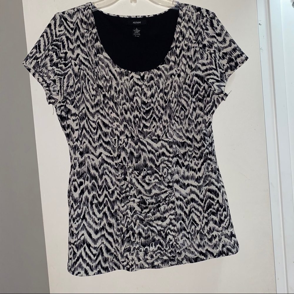 Alfani- Black and White lined scoop neck short slv